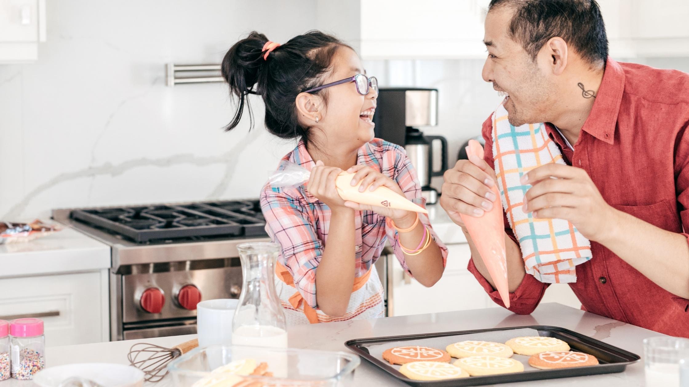 Fatheranddaughterbakingcookiestogethernoscreen-timeHealthyKidPhoneCompany